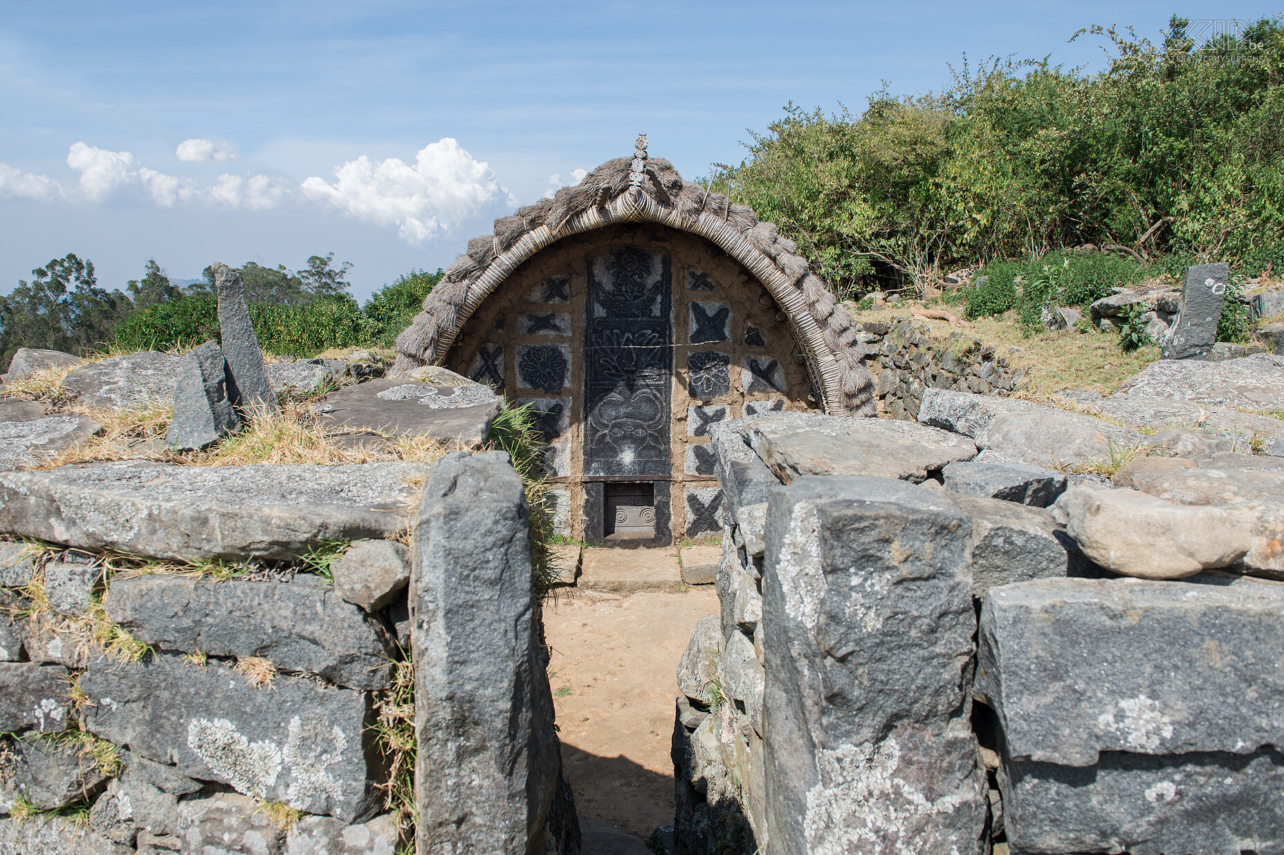 Ooty - Toda tempel De Toda's woonden vroeger in speciale gebogen woningen, 'dogle' genaamd, met een zeer kleine deur (90x90cm) en versieringen aan de voorkant. Ook hun tempels hebben een gelijkaardige opbouw. Tegenwoordig wonen ze ook in grotere huizen maar er blijven nog steeds een aantal van deze traditionele woningen over.  Stefan Cruysberghs